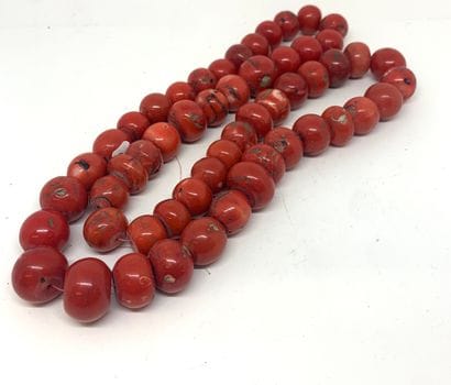 Collier en large perles de corail rouge....