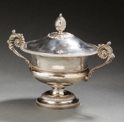 Drageoir ou sucrier couvert en argent posant...