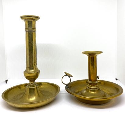 Deux bougeoirs en laiton

H. : 15 et 22,5cm

Fin...