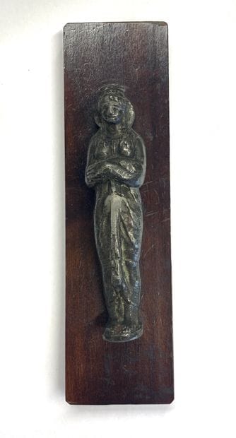 Petite figurine en plomb figurant une déesse...