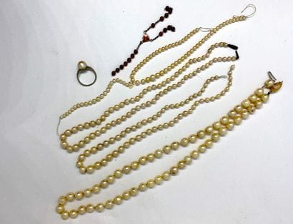 Ensemble de colliers de perles, on y joint...