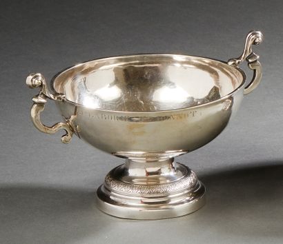Coupe de mariage en argent. Elle repose sur...