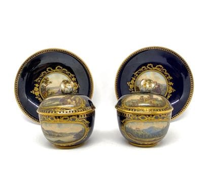 MEISSEN. Deux petites tasses couvertes en...