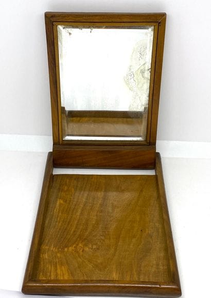 Miroir à décor marqueté d'une scène de personnages...