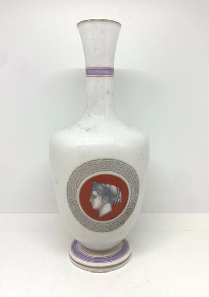 Vase en porcelaine à décor de médailon central...