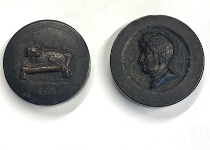 Deux médaillons circulaires en bronze à patine...