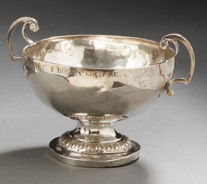 Coupe de mariage en argent. Elle repose sur...