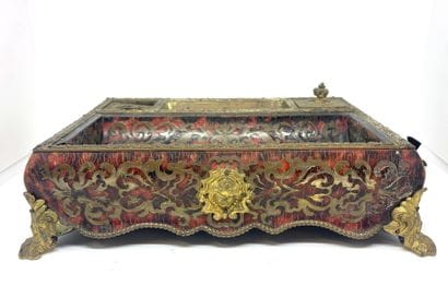 Encrier en marqueterie Boulle

Dim. : 7,5...