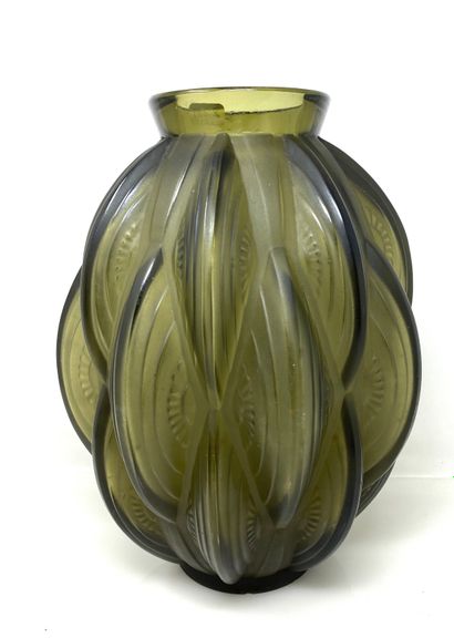 SABINO

Grand vase en verre teinté.

H. :...