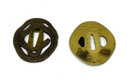 Deux tsubas en bronze. L'un orné d'un serpent,...