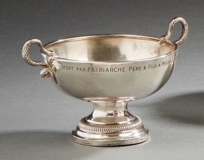 Coupe de mariage en argent. Elle repose sur...
