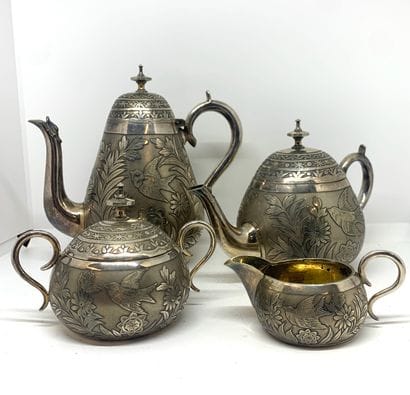 Ensemble en métal argenté à décor gravé de...