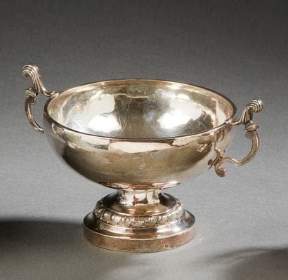 Coupe de mariage en argent. Elle repose sur...