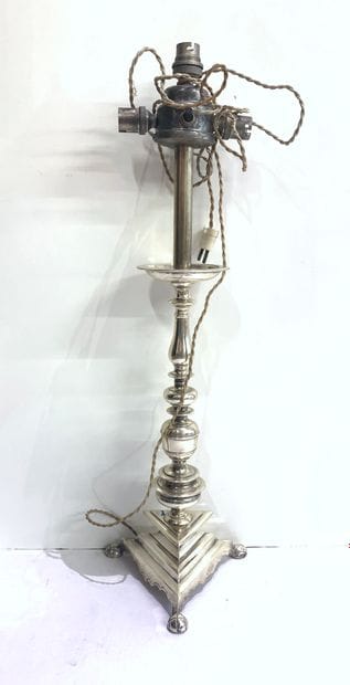 Pique cierge en bronze argenté monté en lampe....