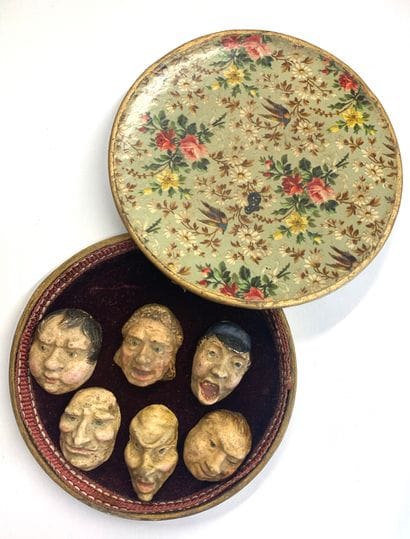 Ensemble de six masques miniatures de caricatures...
