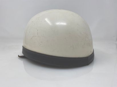 Casque de moto retro de couleur blanche.

Travail...