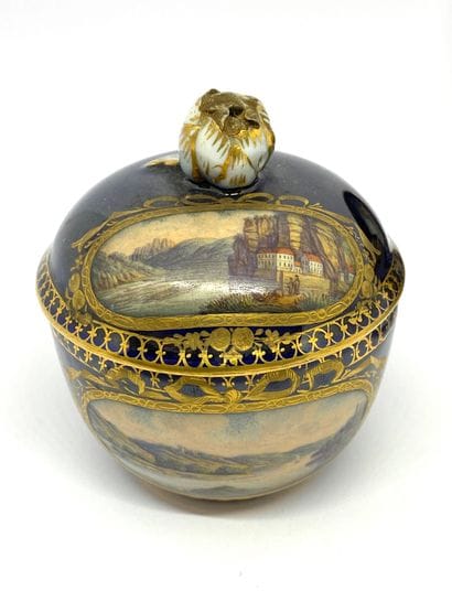 MEISSEN. Deux petites tasses couvertes en...