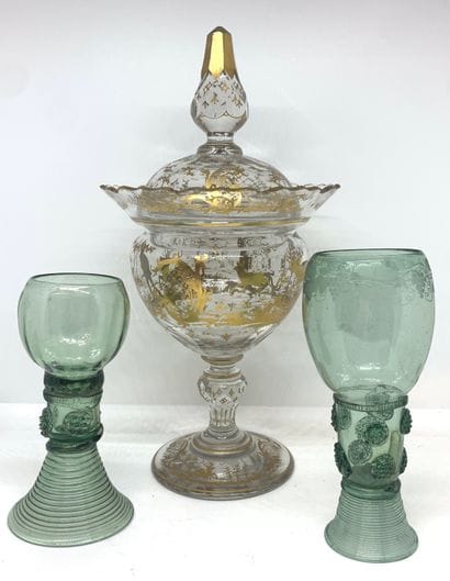 Pot couvert en cristal taillé et doré orné...