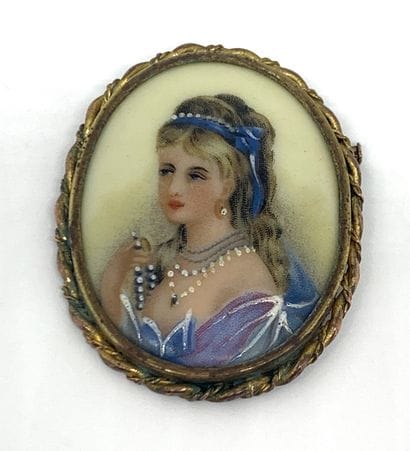 Miniature à vue ovale sur porcelaine montée...