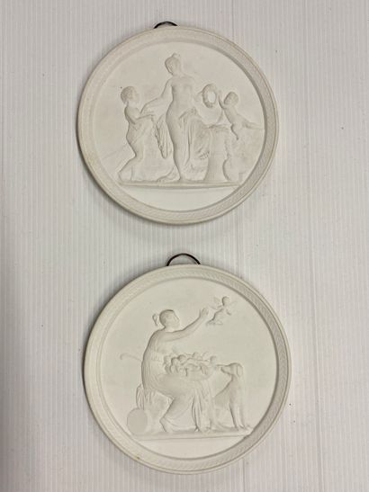 Paire de médaillons en biscuit représentant...