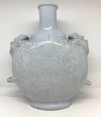 Vase gourde en faîence épaulé de tête de...