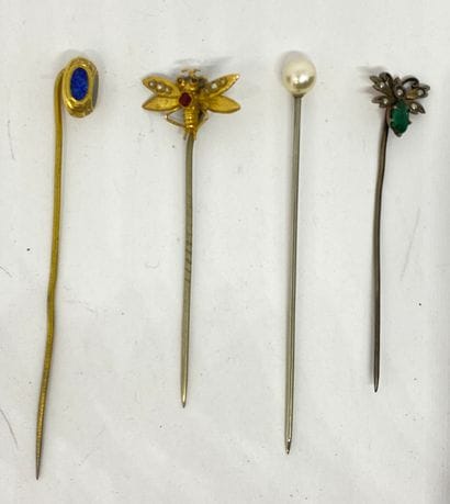 Ensemble de quatres épingles de cravate surmontées...