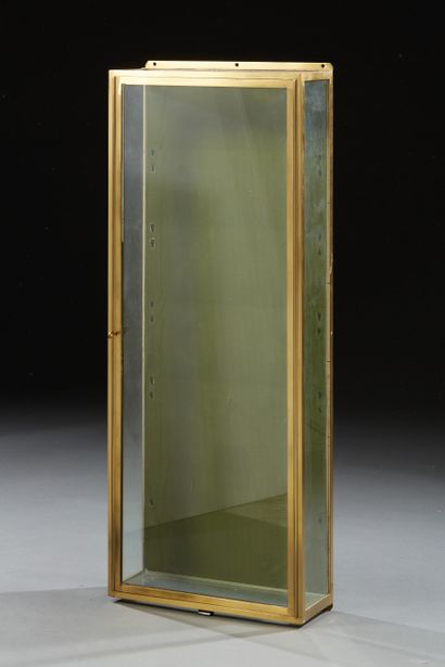 Petite vitrine d'applique en verre et laiton...