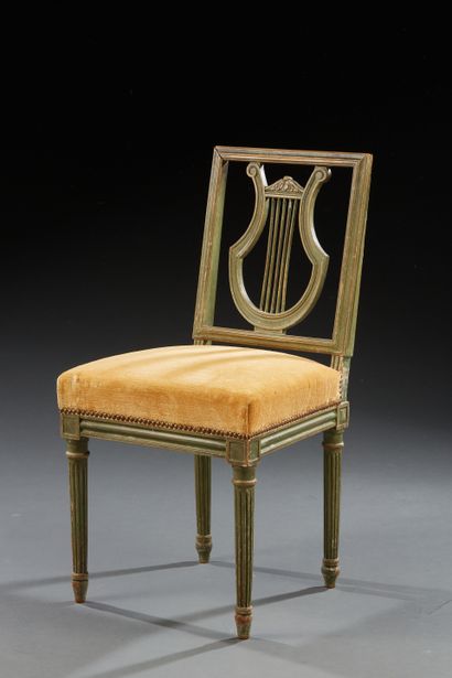 Chaise en hêtre relaqué vert à dossier lyre.
Style...
