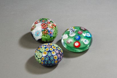 Ensemble de trois boules presse papier sulfure.
Diam...