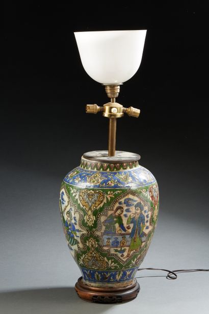 Vase en céramique émaillée à décor polychrome...