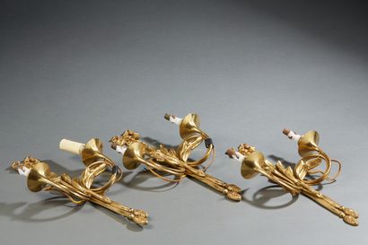 Suite de trois appliques en bronze doré à...