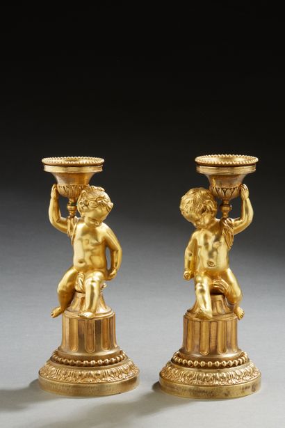 Paire de bougeoirs en bronze doré et ciselé...