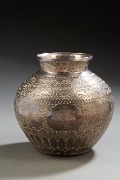 *** ORIENT. Petit vase de forme pansue en...