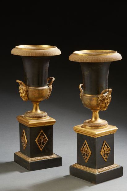 Paire de cassolettes en bronze ciselé et...