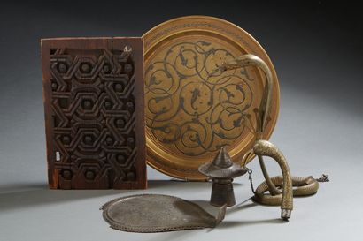 Un ensemble composé d'un pied de lampe cobra...