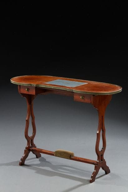 Table de forme rognon en acajou et placage...