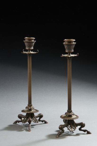 Paire de bougeoirs en bronze reposant sur...
