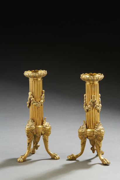Paire de bougeoirs en bronze à futs cannelés...