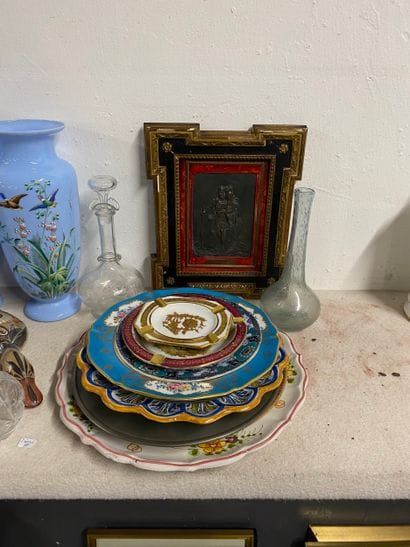 Ensemble d'objets divers comprenant un tourne-disque...