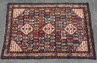 Ensemble comprenant deux tapis polychromes...
