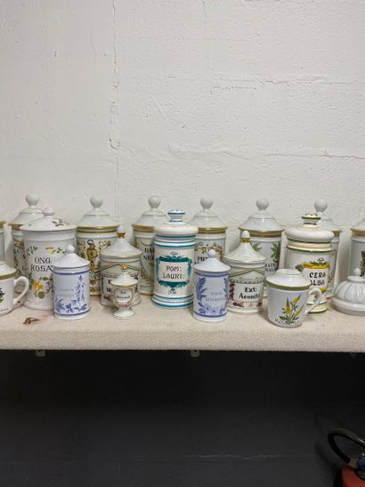 Ensemble de pots à pharmacie et flacons divers...