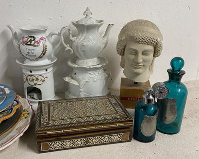 Ensemble d'objets divers comprenant un tourne-disque...