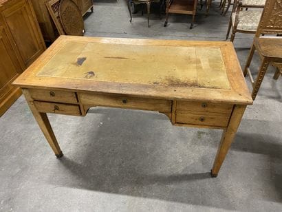 Bureau plat en bois clair ouvrant par quatre...