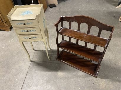 Etagère murale et un chevet en bois laqué...