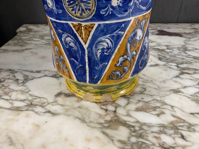 Albarello en céramique en faience polychrome...