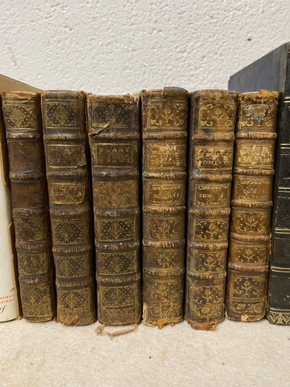 Ensemble d'environ dix-huit livres reliés...