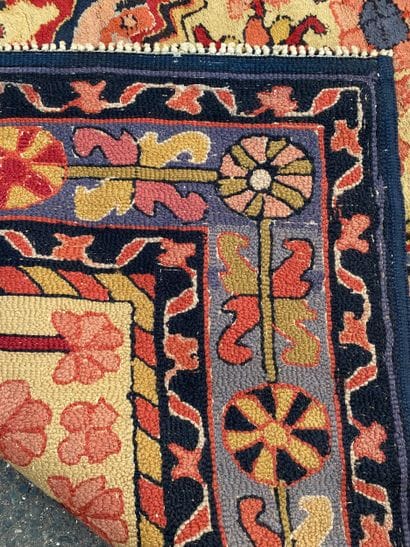 Ensemble comprenant deux tapis polychromes...