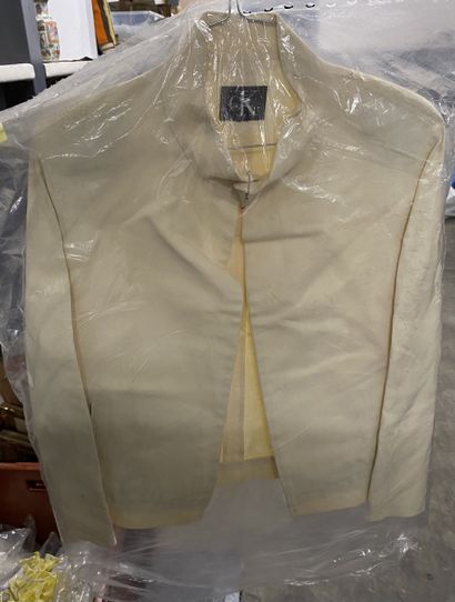 Ensemble comprenant trois blazers en lin...
