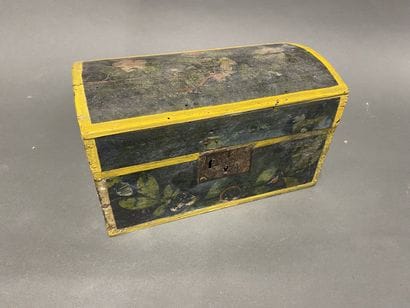 Petit coffret bombé en bois relaqué à décor...