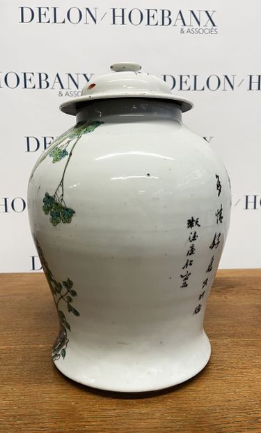 Chine, vers 1900,
Potiche couverte en porcelaine...